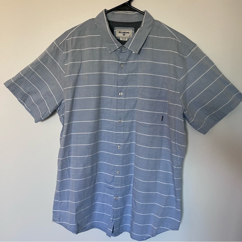 Billabong Mens XL Short Sleeve Button Down Shirt Blue w/ White Stripes